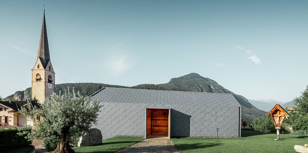 Tag- og vægrombe 44 × 44 i sten-look på en skønhedssalon i Livo, Italien