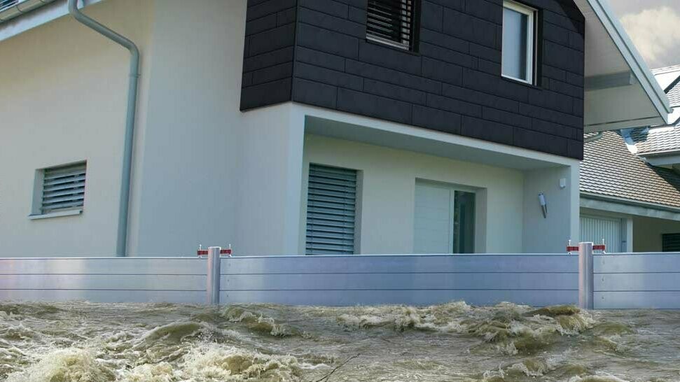 Mobil højvandsbeskyttelsesvæg beskytter dit hjem mod højvande og storme som f.eks. oversvømmelser.