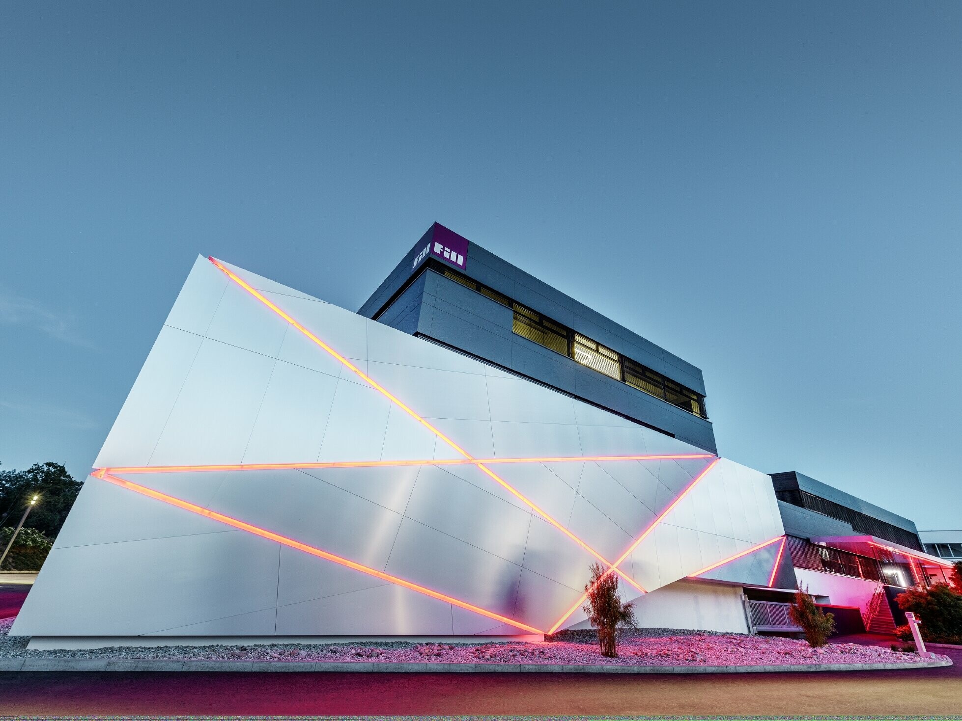 Fill Firmengebäude med futuristisk aluminiumskompositplade-facade i børstet aluminium og baggrundsbelyst fugebillede