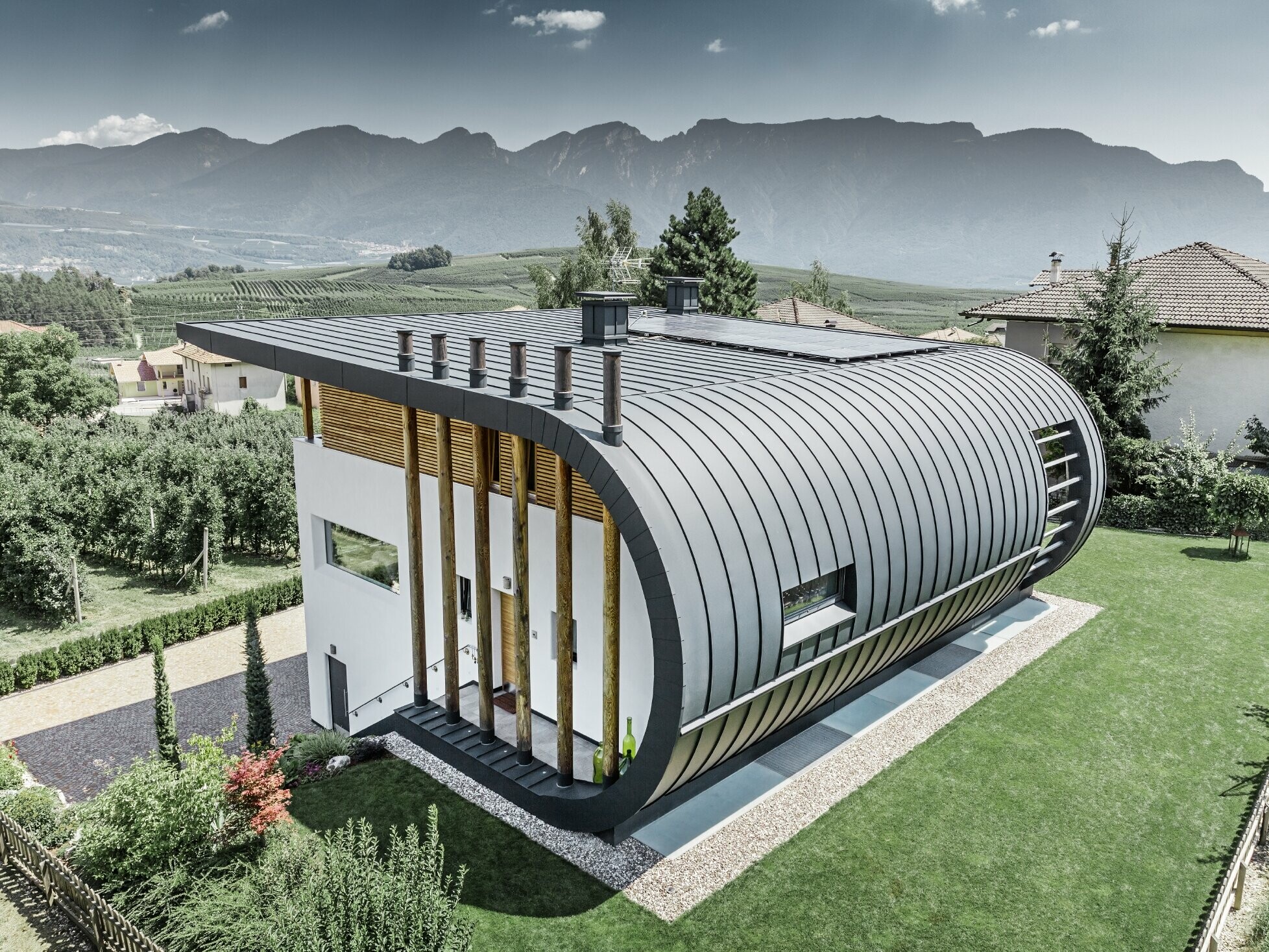 Luftfoto af Casa Giovannini i Italien med den afrundede facade med PREFALZ i P.10 antracit.