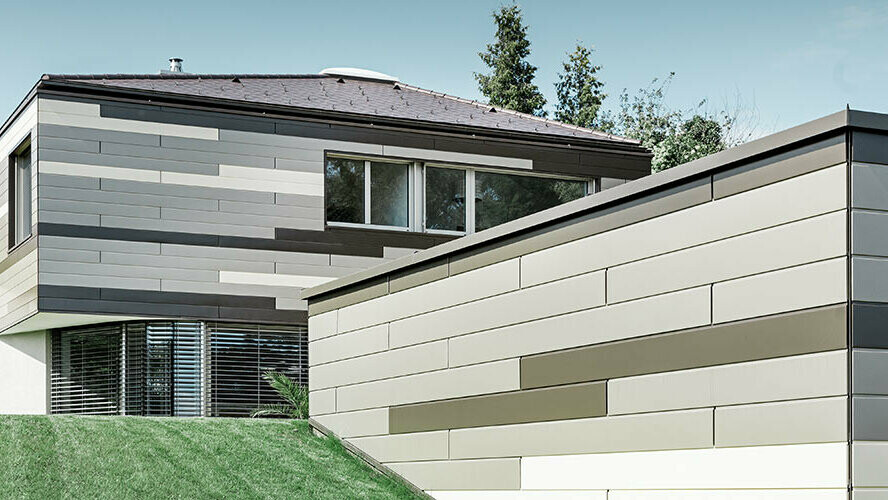 Moderne beboelsesejendom med PREFA-elementer i tre forskellige farver på facaden
