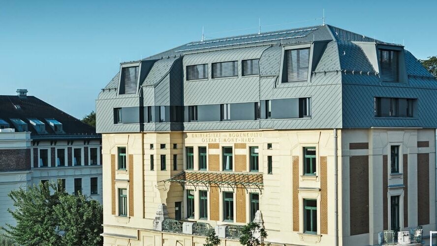 Historisk Simony-hus Wien efter renovering med PREFA-tag og -vægromber i P.10 lysegrå