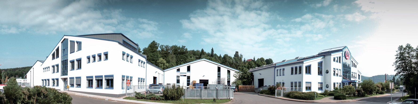 PREFA-virksomhedsbygning med blå vinduer og hvid facade i Wasungen, Tyskland.