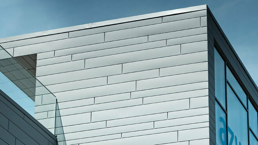 På denne ydermur er der skabt en facade af PREFA Sidings i P.10 lysegrå i forskellige længder og bredder.