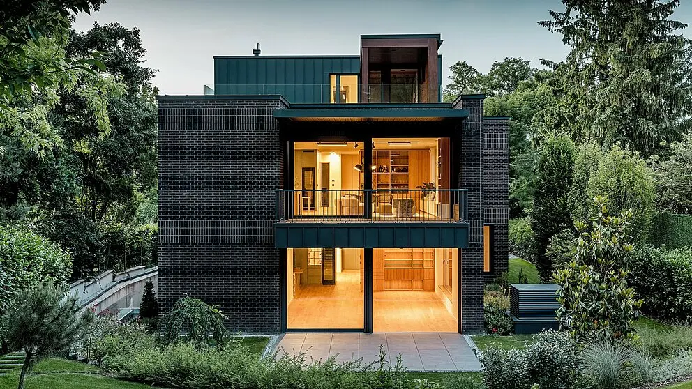 Moderne villa i Budapest med PREFA PREFALZ-aluminiumsfacade i kombination med klinker, et eksempel på enestående arkitektur inden for PREFARENZEN-området.