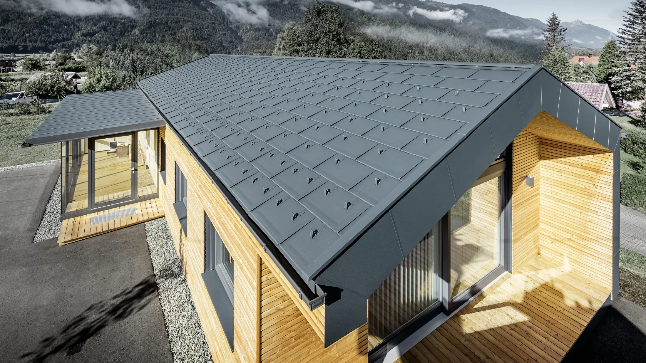 Ny kontorbygning fra Holzbau Faltheiner med lærketræfacade, store vinduesflader og et PREFA-tag i antracit.