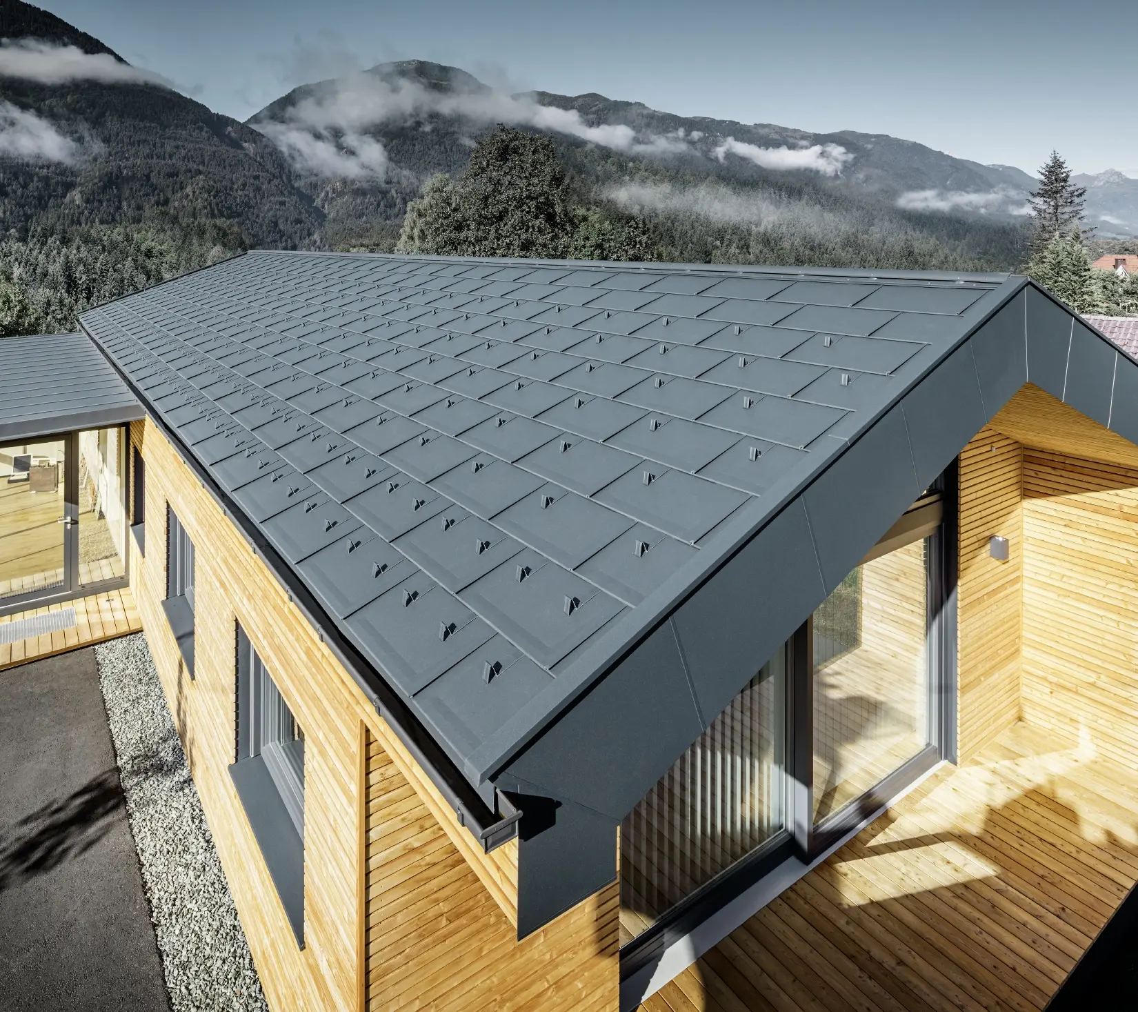Ny kontorbygning fra Holzbau Faltheiner med lærketræfacade, store vinduesflader og et PREFA-tag i antracit.