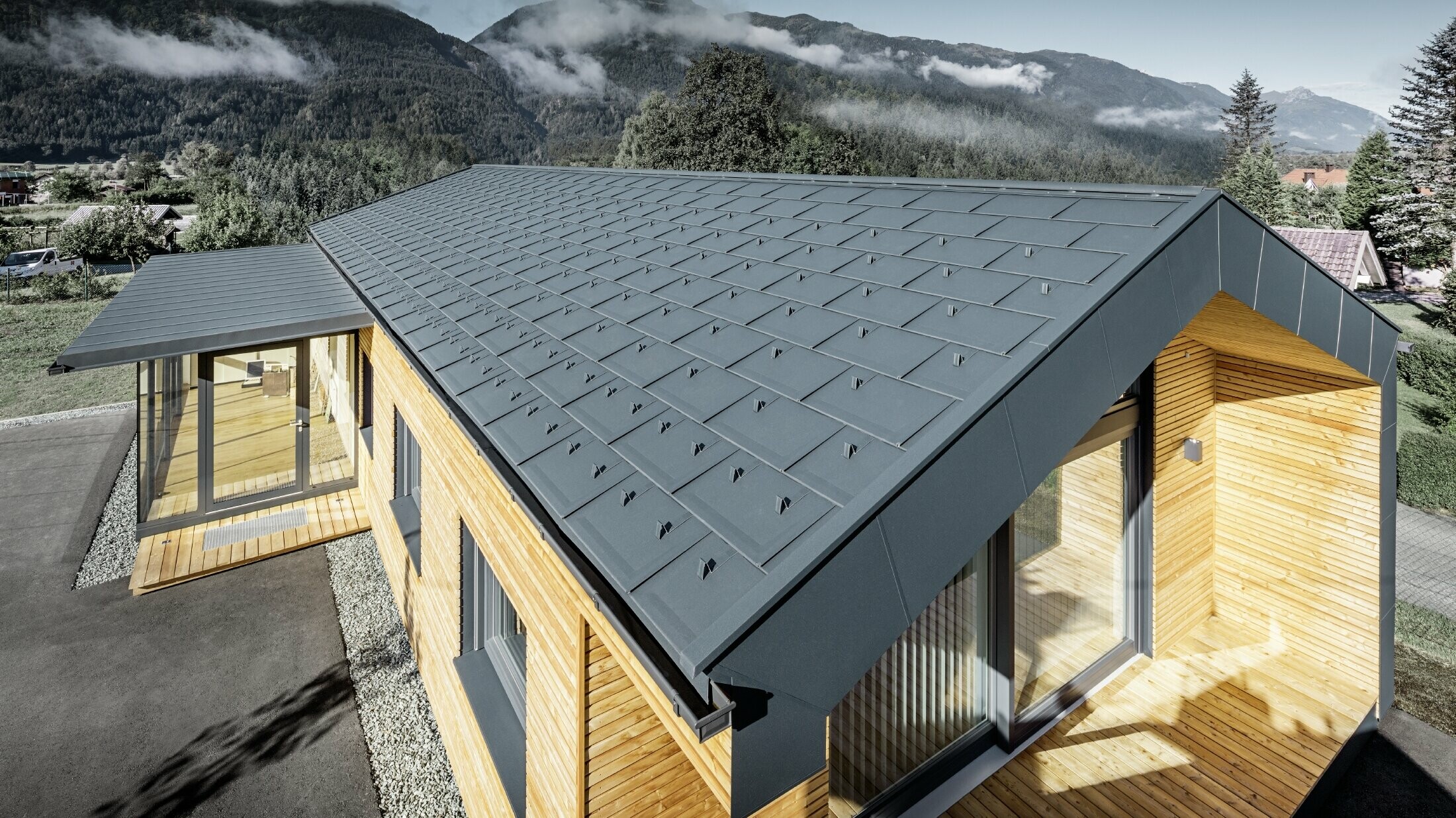 Ny kontorbygning fra Holzbau Faltheiner med lærketræfacade, store vinduesflader og et PREFA-tag i antracit.