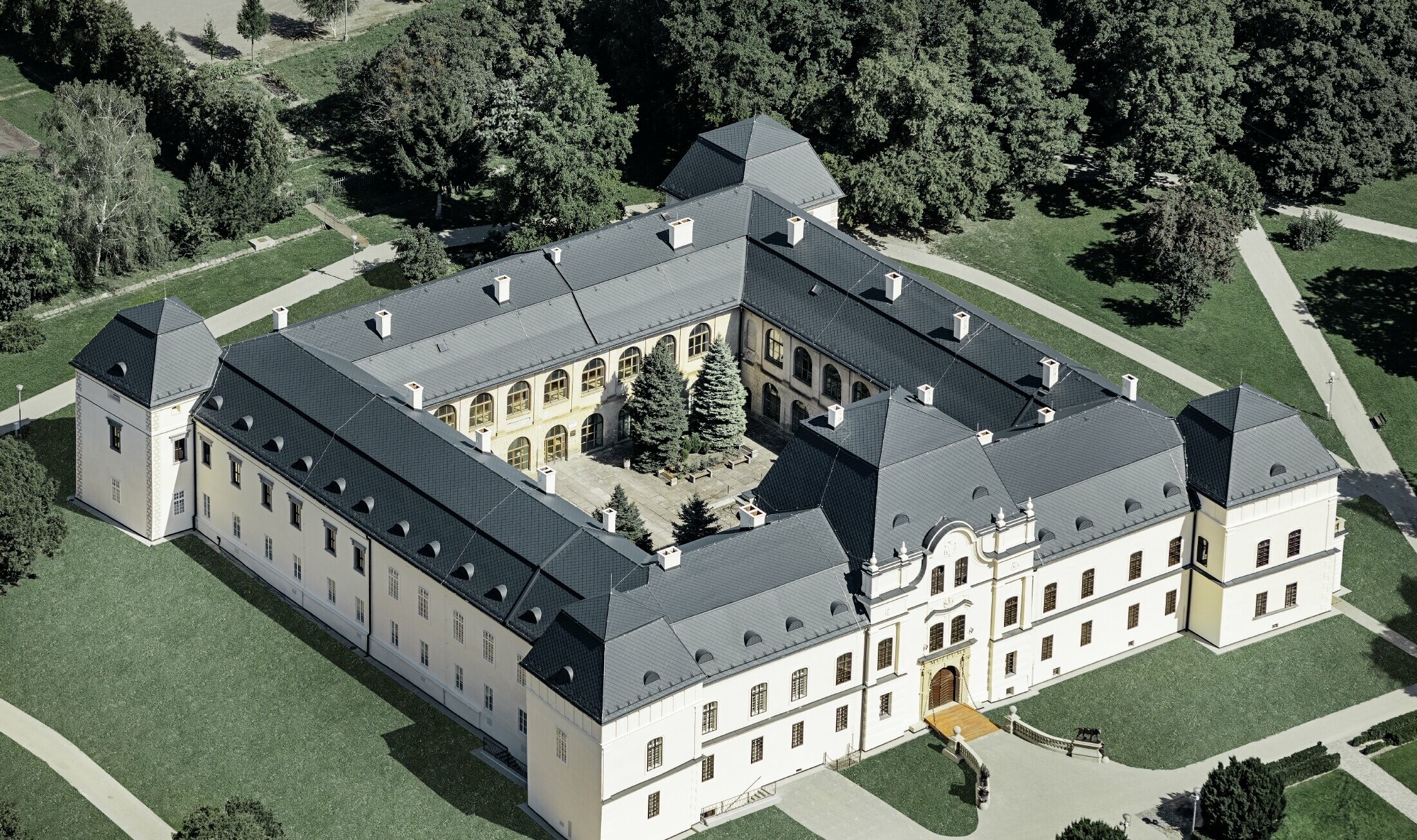 Schloss Humenné er bygget i renæssancestil og blev dækket med PREFA tagromber i antracit