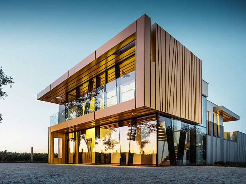 Alu-facade med Prefalz/Falzonal i mayaguld. Kombinationen af glas og beton karakteriserer det markante design.