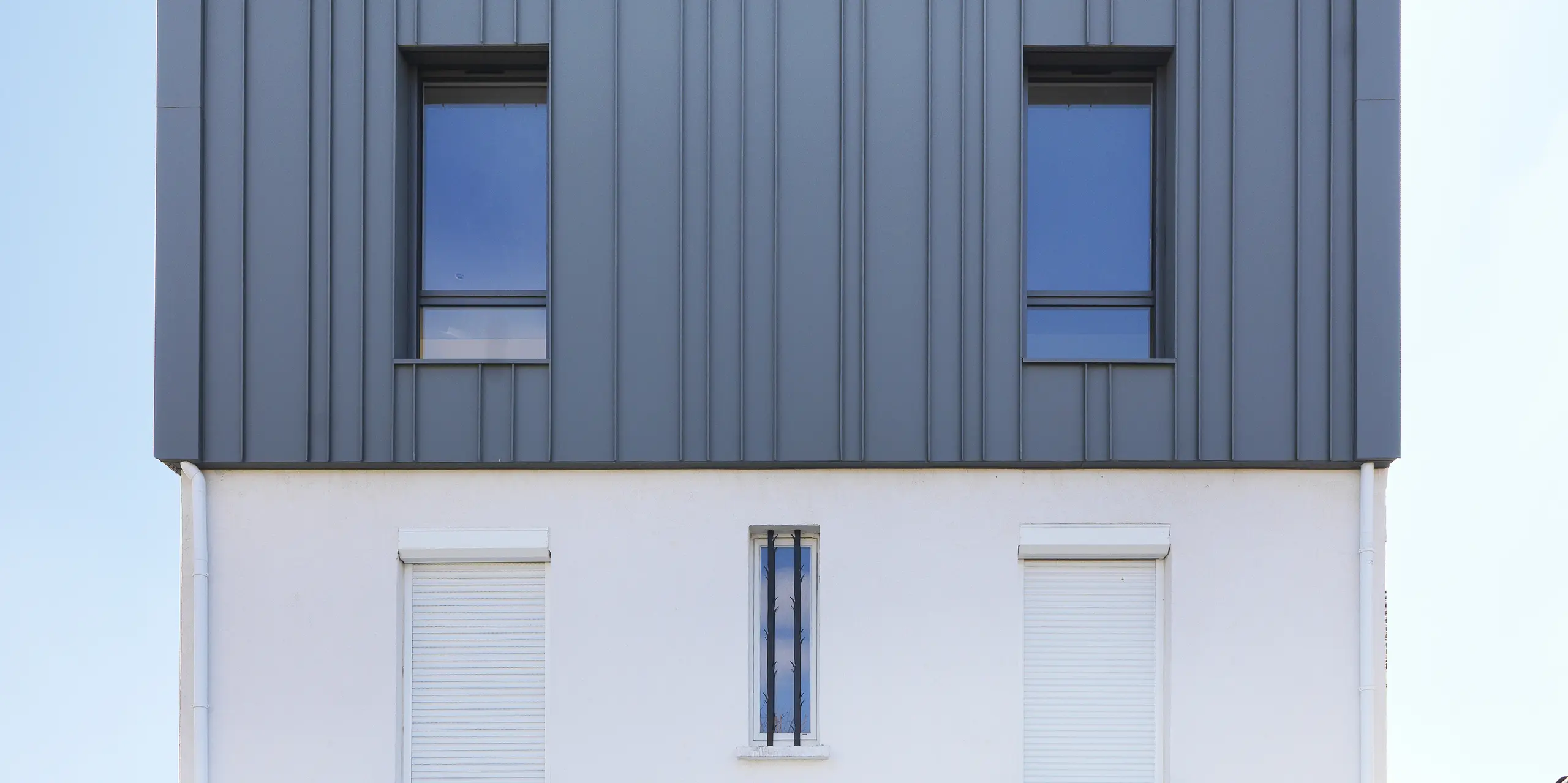 Detailansicht einer PREFALZ-Fassade in P.10 Hellgrau