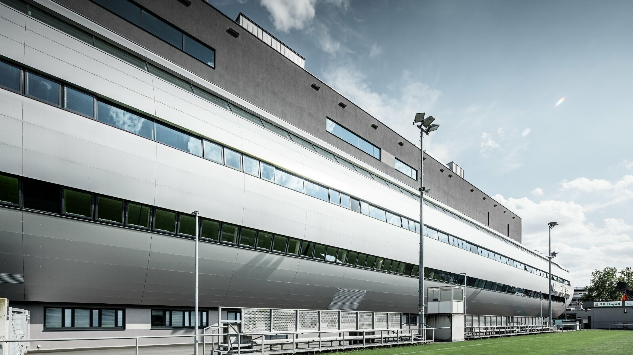 Udsigt fra træningsbanen over Allianz stadion i Wien. Røret, som fører ind til stadionets indre, er beklædt med PREFA aluminiumkompositpladen i sølvmetallic.