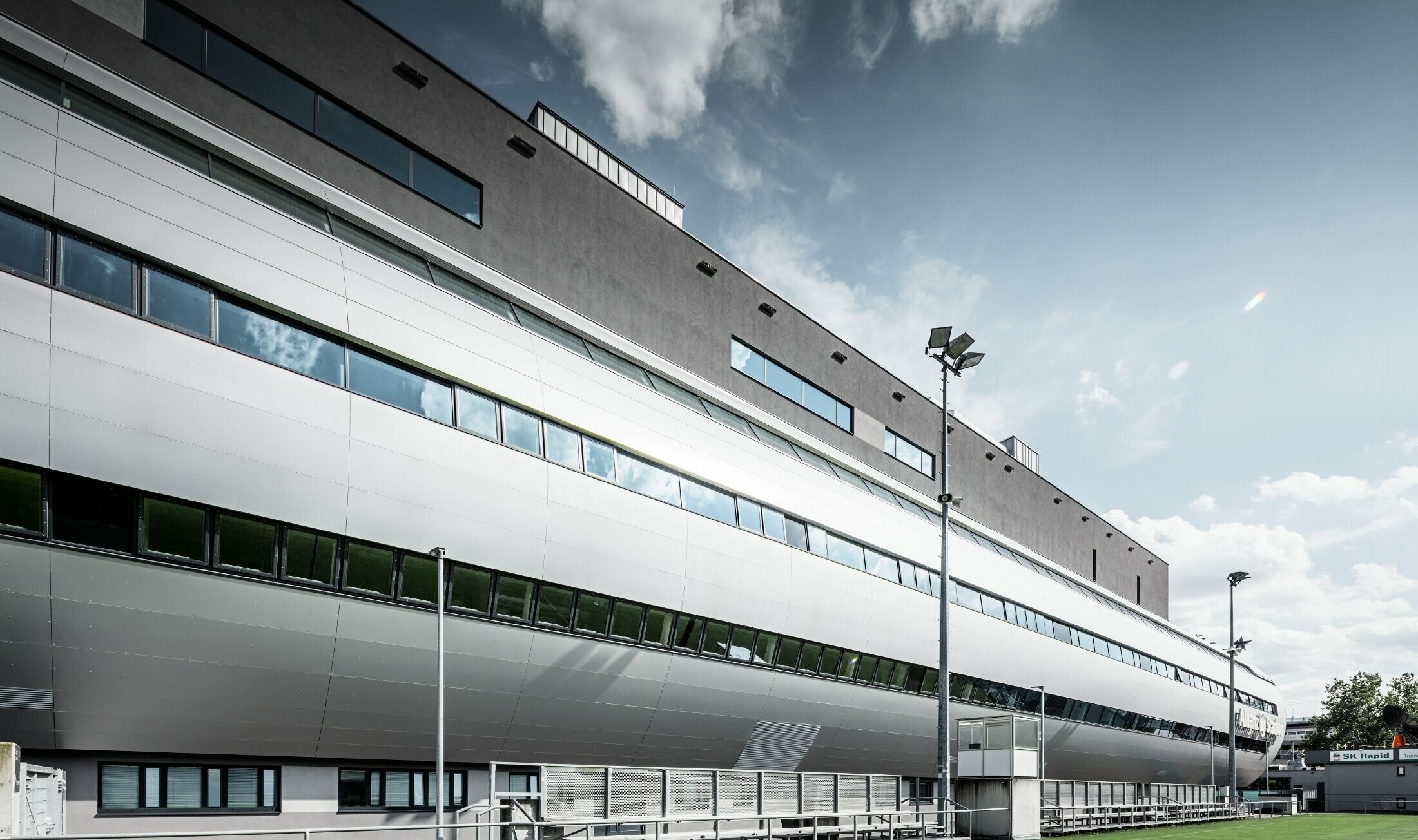 Udsigt fra træningsbanen over Allianz stadion i Wien. Røret, som fører ind til stadionets indre, er beklædt med PREFA aluminiumkompositpladen i sølvmetallic.