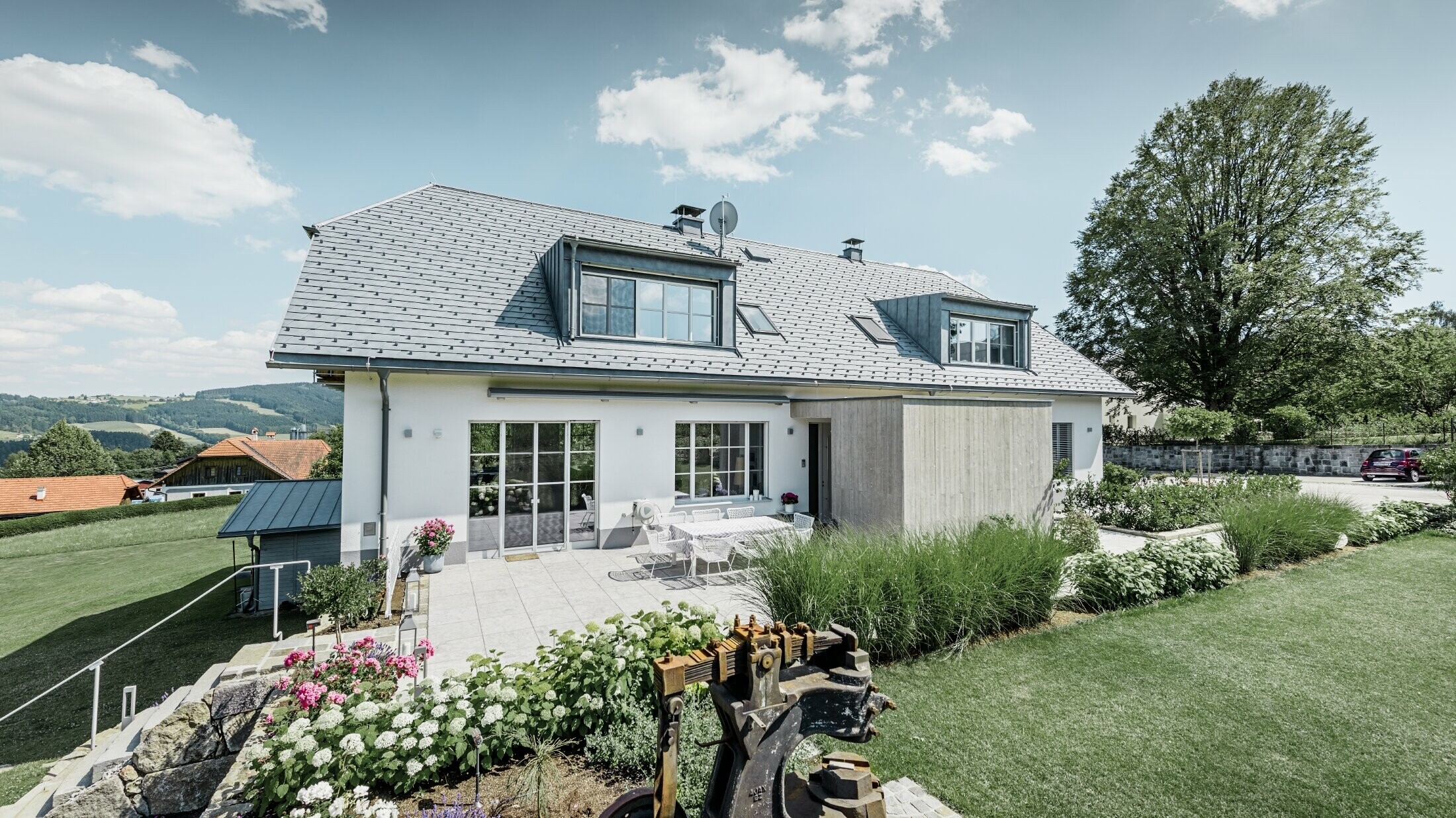 Klassisk parcelhus med halvvalmtag; Huset med tagrenovering med PREFA-tagspån i stengrå med flot anlagt have og rummelig terrasse.