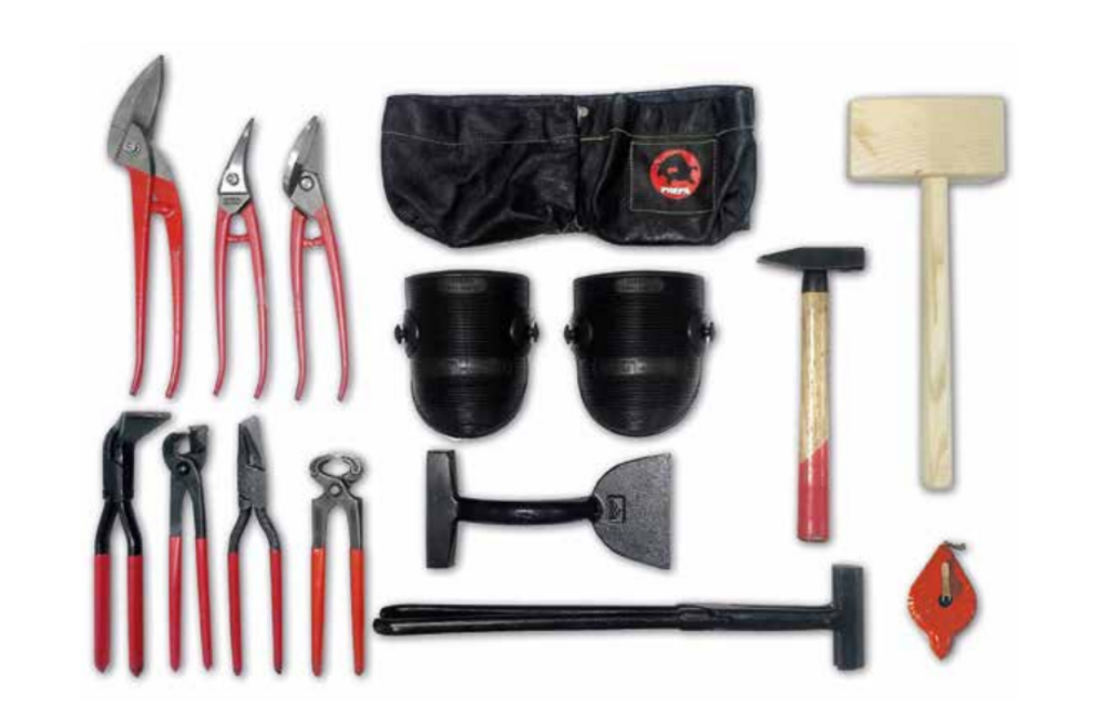 Illustration af nødvendigt værktøj ved montering af PREFA småformat-facadeprodukter