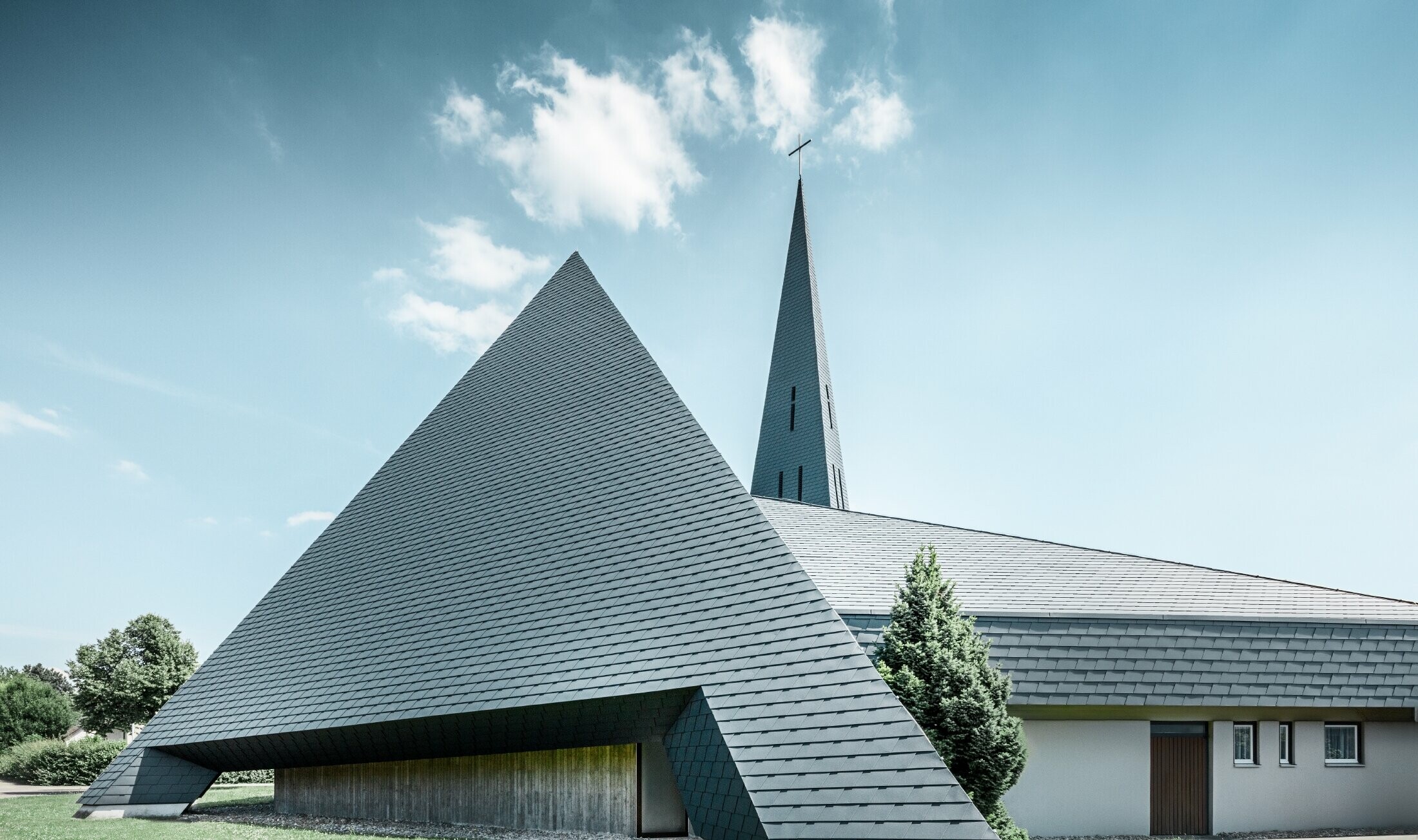 Katolsk kirke i Langenau med et design der ligner en pyramide er dækket med PREFA aluminiumtagspån i antracit