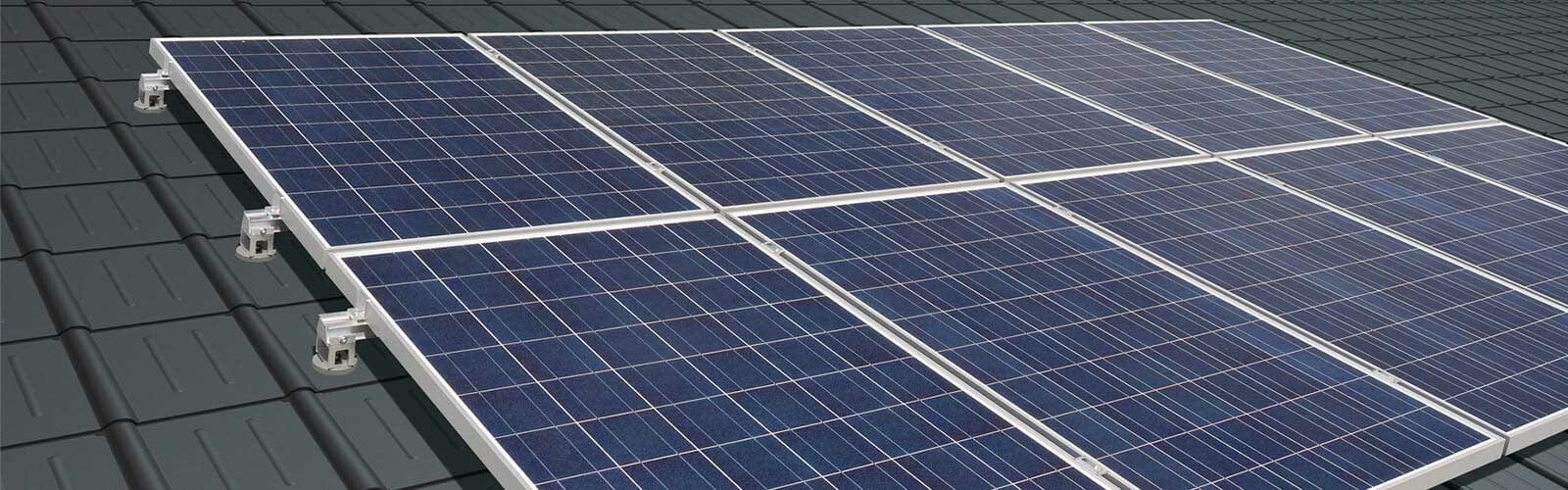 Solcellemodul med solcelleholderne monteret på PREFA-tagplade