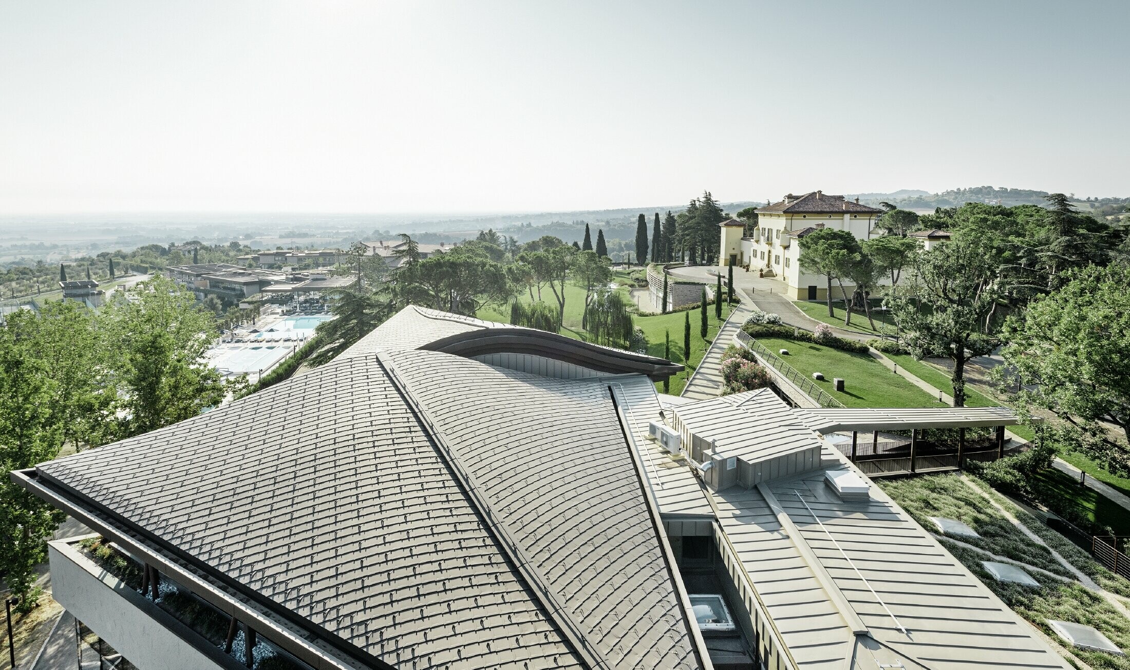 Palazzo di Golfresorts Varignana med et bredt PREFA aluminiumtag i brun