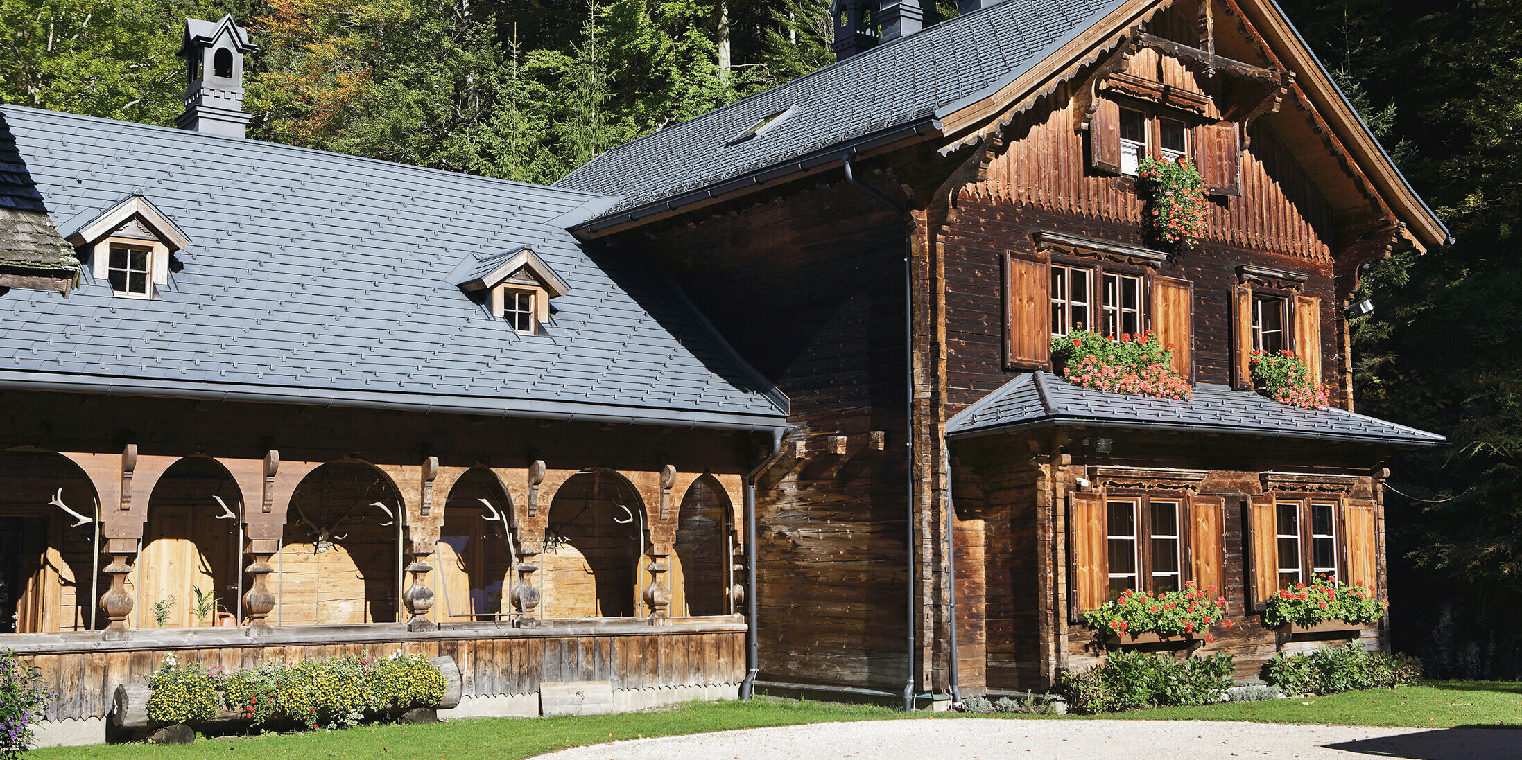 rustik jagthytte, i Rothschild-stil, renoveret med PREFA-tagspån i P.10 antracit