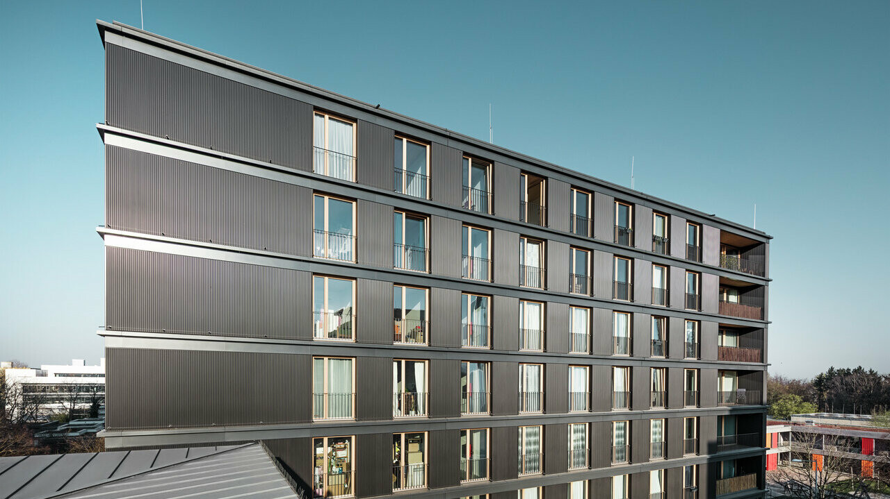 Bild des mit PREFA gedeckten Multifunktionsgebäude in Freiburg Deutschland.