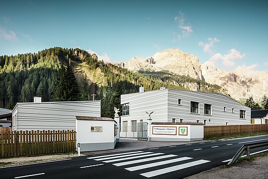 Pred impresivnom planinskom pozadinom, četiri novogradnje logističko-trenažnog centra „Villaggio Alpino Tempesti” povezuju alpski krajolik s modernom arhitekturom. Precizno postavljene PREFALZ aluminijske trake u boji P.10 Prefaweiß osiguravaju jasne linije, visoku otpornost i klimatske prednosti. One predstavljaju funkcionalnu dizajnersku izjavu u srcu Južnog Tirola. Ispred prilazne ceste modernoj vojarni nalazi se cesta s pješačkim prijelazom.