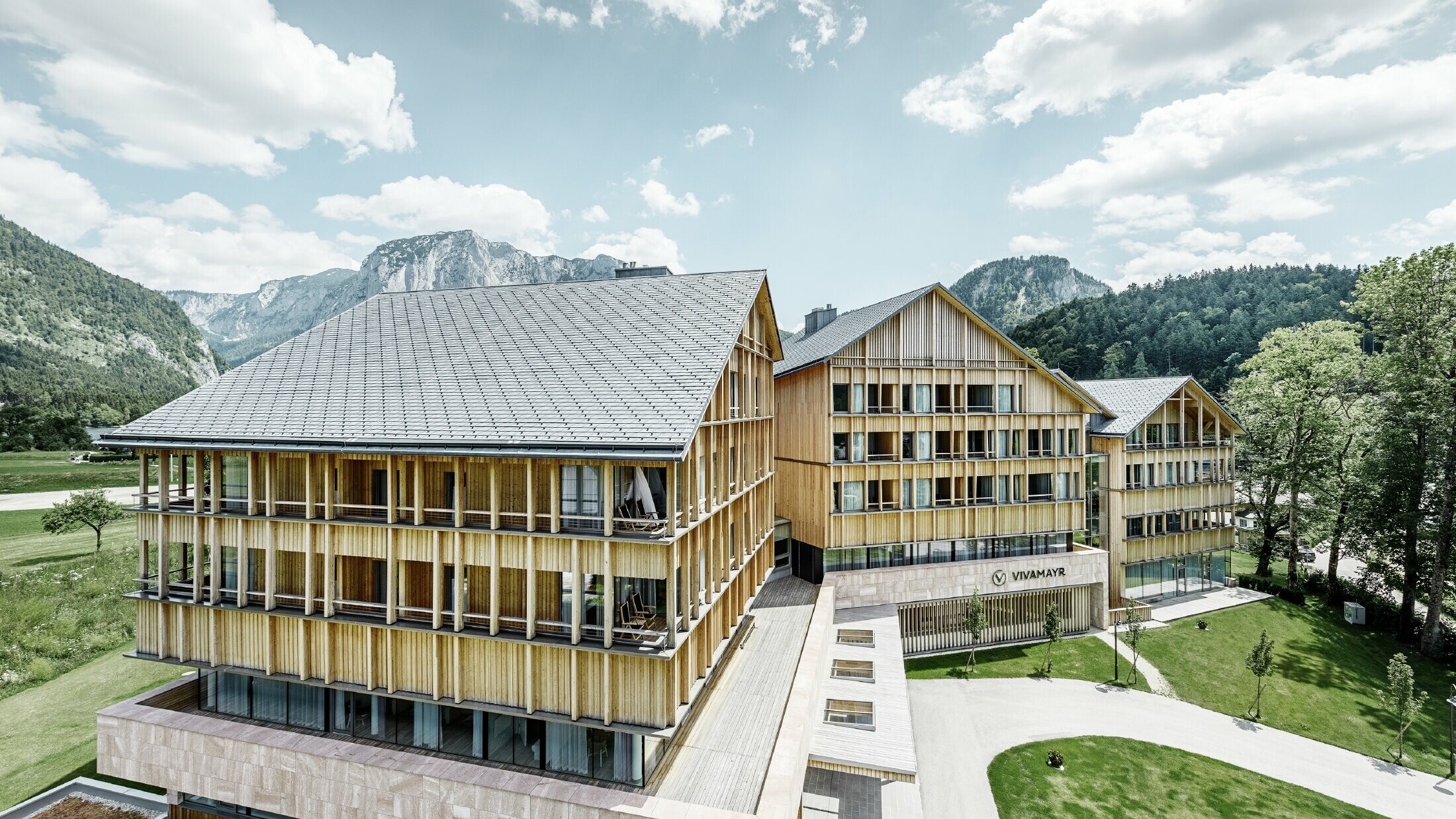Hotel Vivamayr i Altaussee med træfacade og PREFA-tagspån