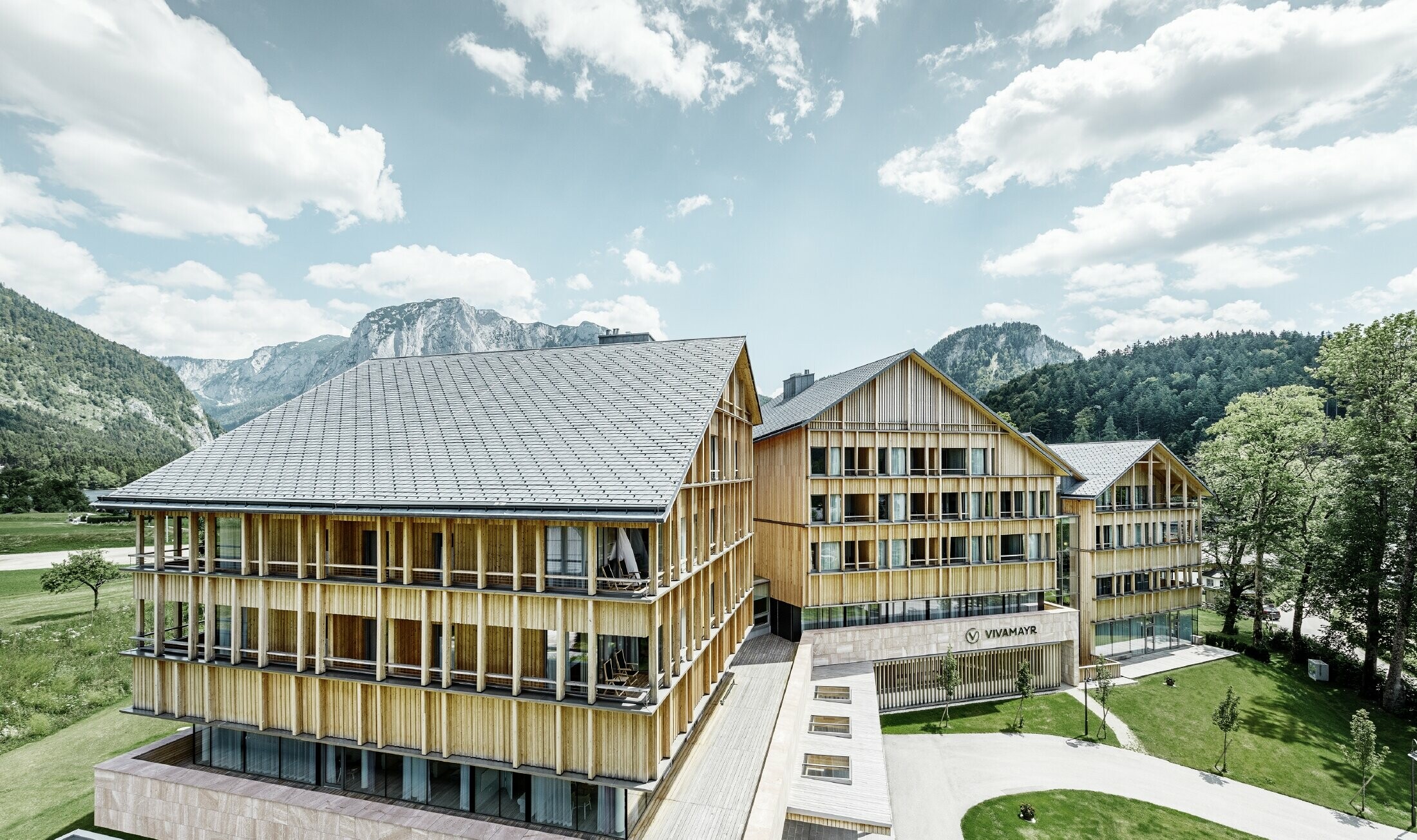 Hotel Vivamayr i Altaussee med træfacade og PREFA-tagspån