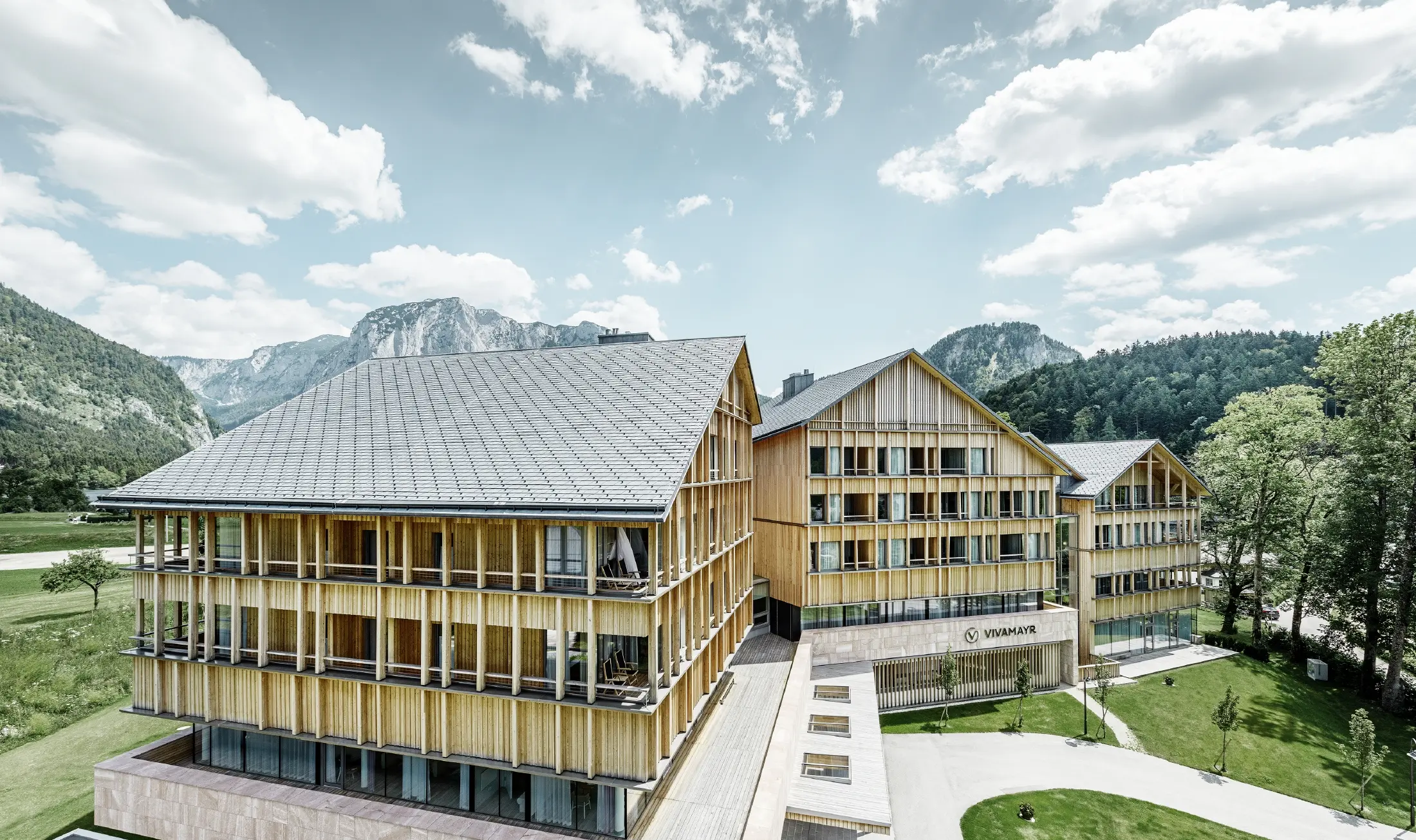 Hotel Vivamayr i Altaussee med træfacade og PREFA-tagspån