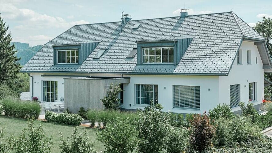 Renoveret tag med PREFA tagspåner af aluminium og Prefalz i P.10 stengrå