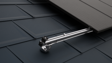 Nærbillede af et PREFA-tag med PV-moduler, der er fastgjort med PREVARIO-solcellemonteringssystemet.