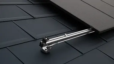 Nærbillede af et PREFA-tag med PV-moduler, der er fastgjort med PREVARIO-solcellemonteringssystemet.