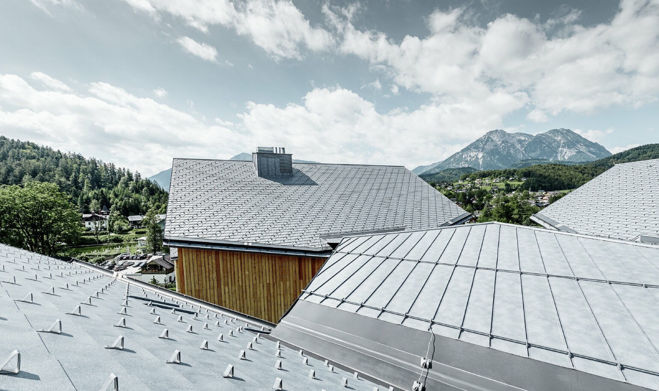 Hotel Vivamayr i Altaussee med træfacade og PREFA tagspån tag