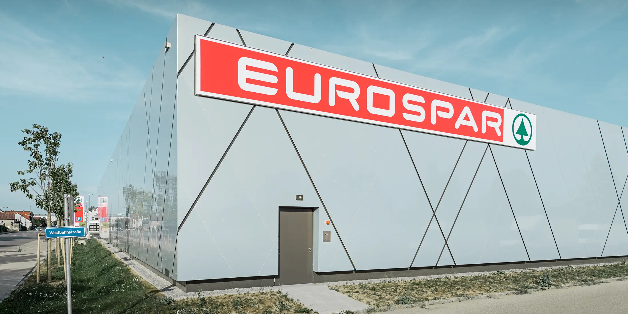 Bagsiden af den nye Eurospar filial i Wels. Facaden er beklædt med aluminiumkompositpladen fra PREFA i den unikke farve sølv/guld.