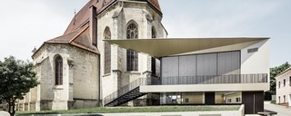 Frontansicht der Kirche und des Pfarrzentrums mit PREFA Fassade in Sierning (Oberösterreich)