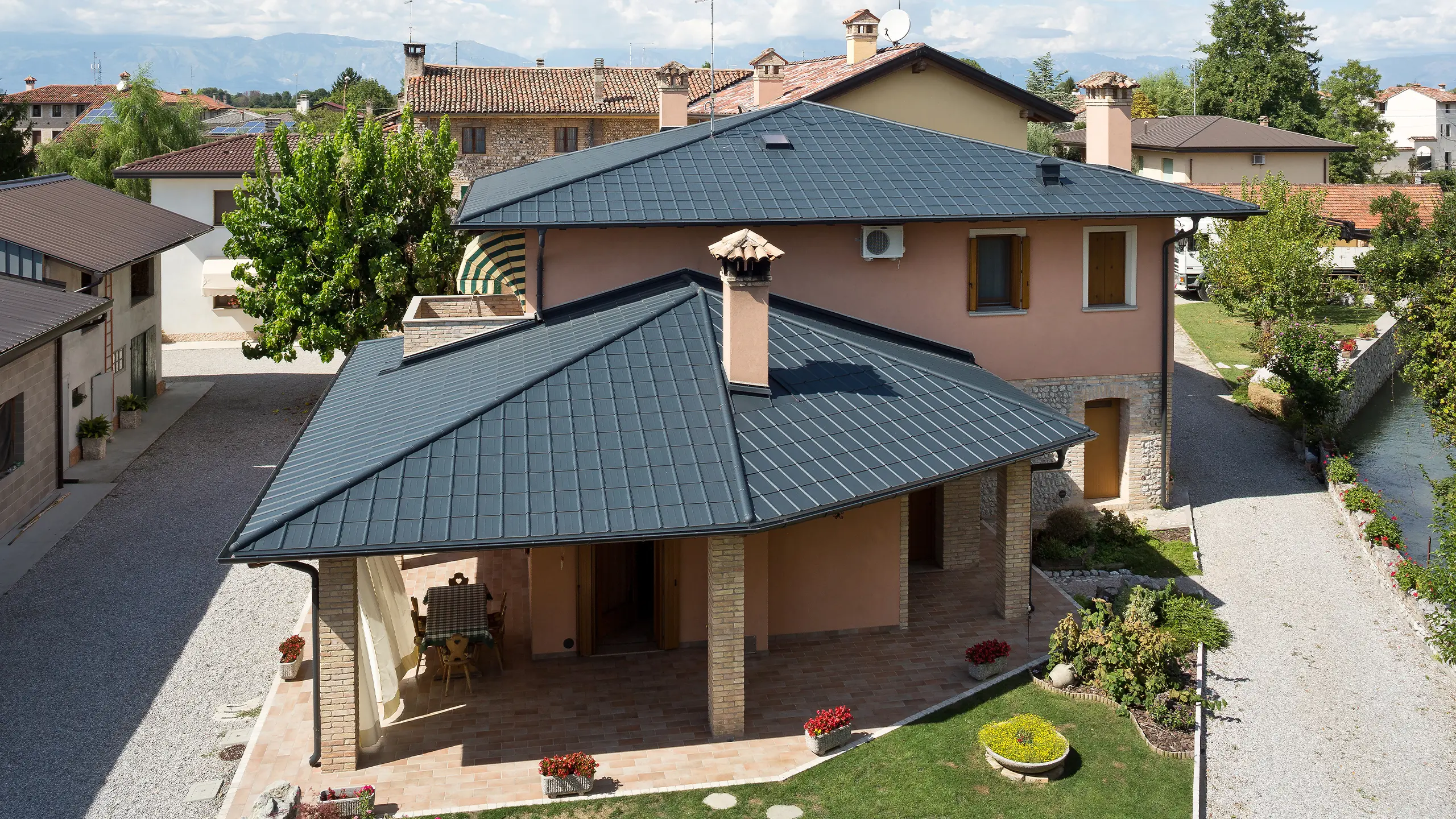 Italiensk villa med typisk telttag med PREFA tagplade i P.10 antracit