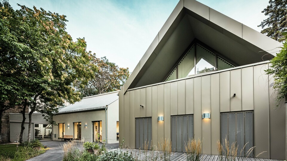 Vorderansicht des Studio Comploj in Wien mit PREFALZ-Aluminiumfassade in P.10 Prefabronze. Die moderne Glashütte vereint handwerkliches Können mit zeitgenössischer Architektur.