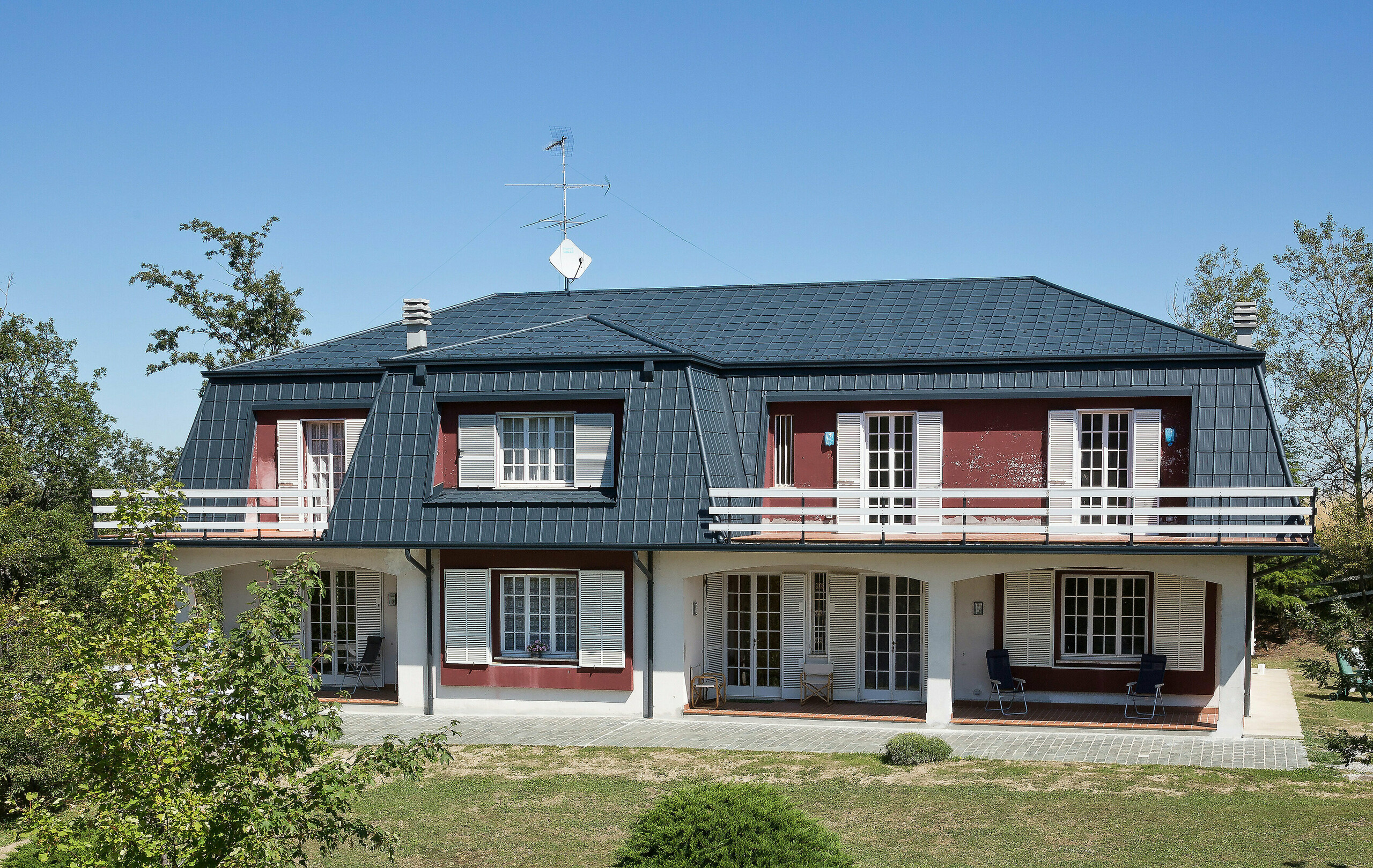 Taget af denne italienske villa prydes af PREFA tagplader af aluminium i antracit