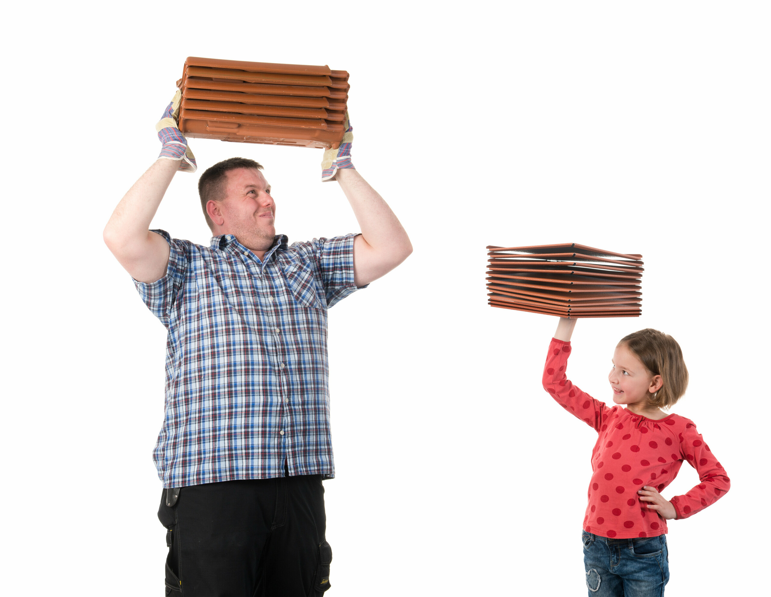 Fordelen ved PREFA produkternes vægt sammenlignet med gængse tegl – vist med en pige, som let kan holde PREFA produkter med en hånd og en mand, der bærer tunge tegl.