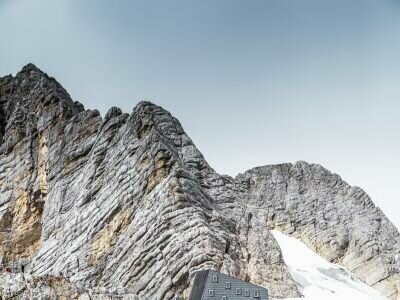 die Seethalerhütte auf 2.740 Meter inmitten der Felsen des Dachsteinmassivs, verkleidet mit PREFA Dach- und Fassadenpaneelen FX.12 in P.10 Steingrau
