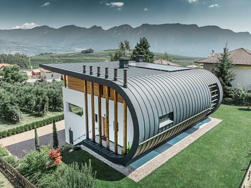 Enfamiliehus i Italien med afrundet tag- og facadebeklædning i PREFALZ i P.10 antracit