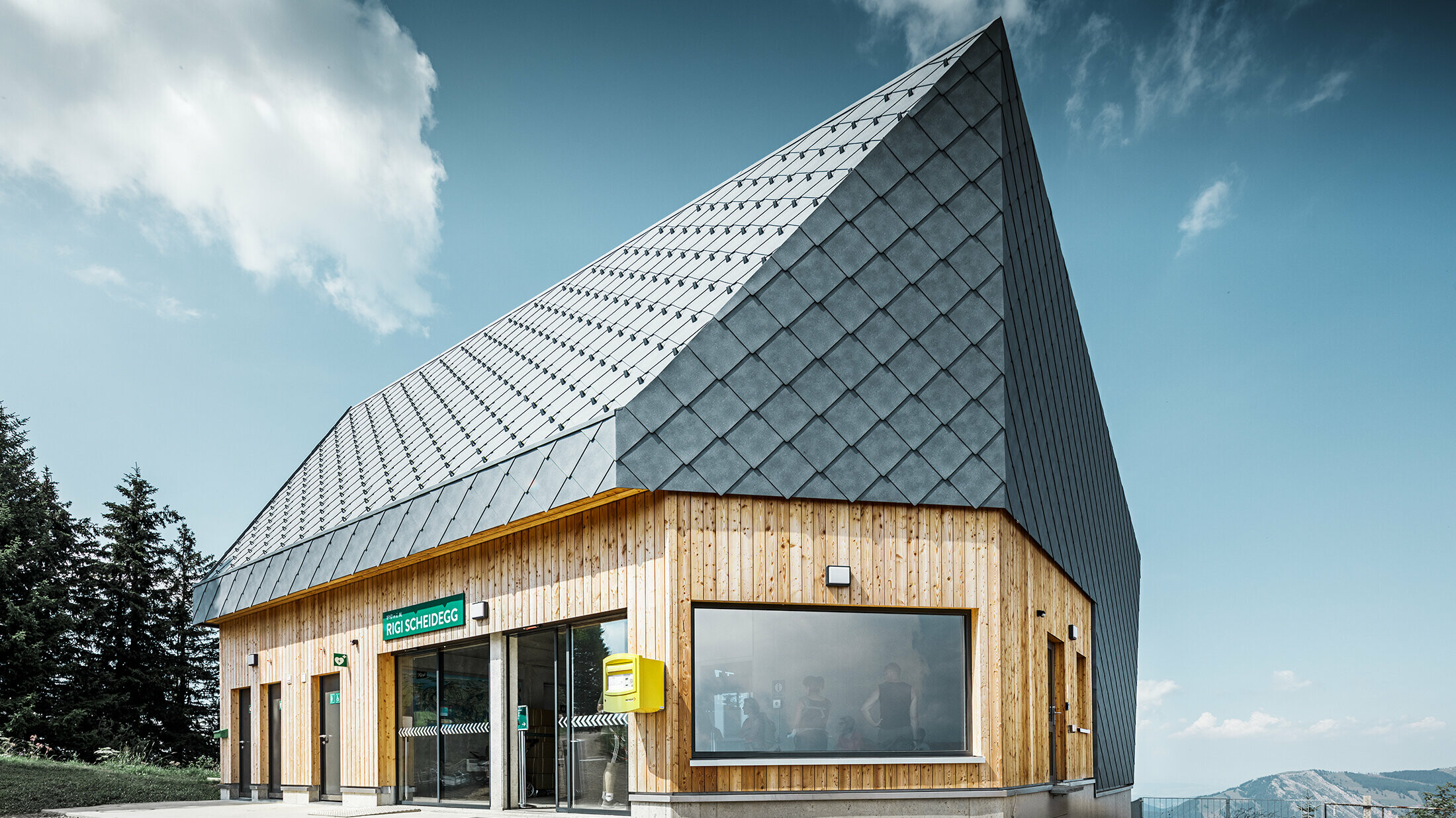Bjergstationen ved Rigi Scheidegg-kabelbanen i Goldau, Schweiz. Taget og en del af facaden er belagt og beklædt med tag og vægrombe 44 × 44 i P.10 stengrå.
