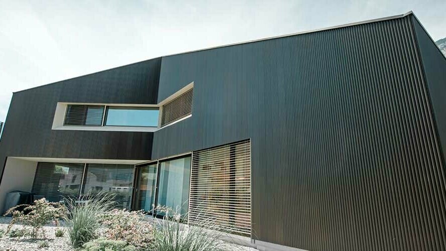 Nybygget beboelseshus med moderne facadebeklædning fra PREFA
