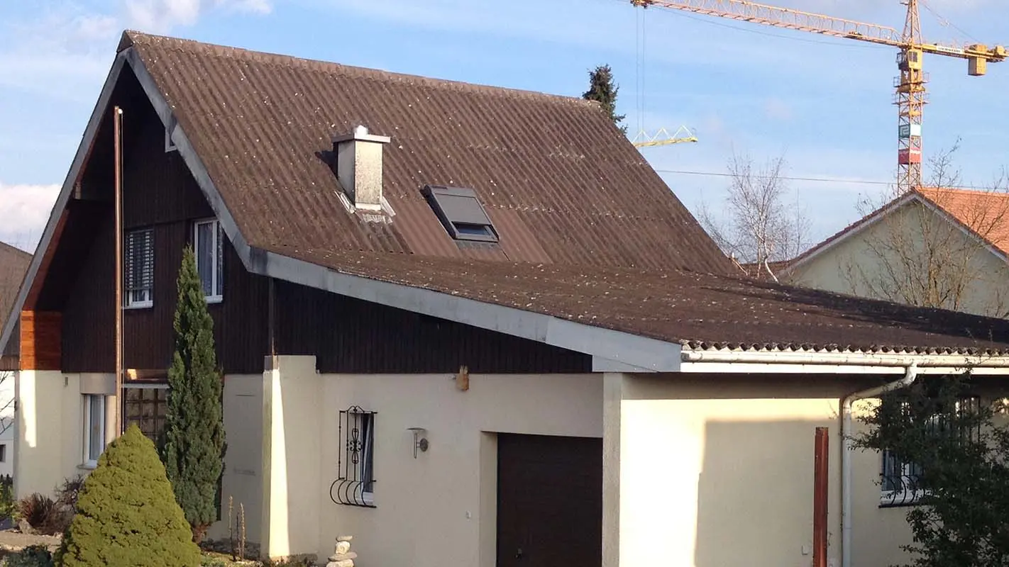 Hus før tagrenovering med PREFA tagplader, saddeltag og garage