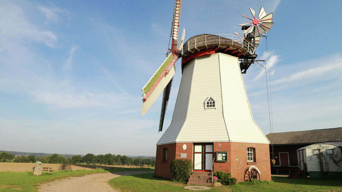Windmühle mit PREFA Wandschindel in P.10 Prefaweiß