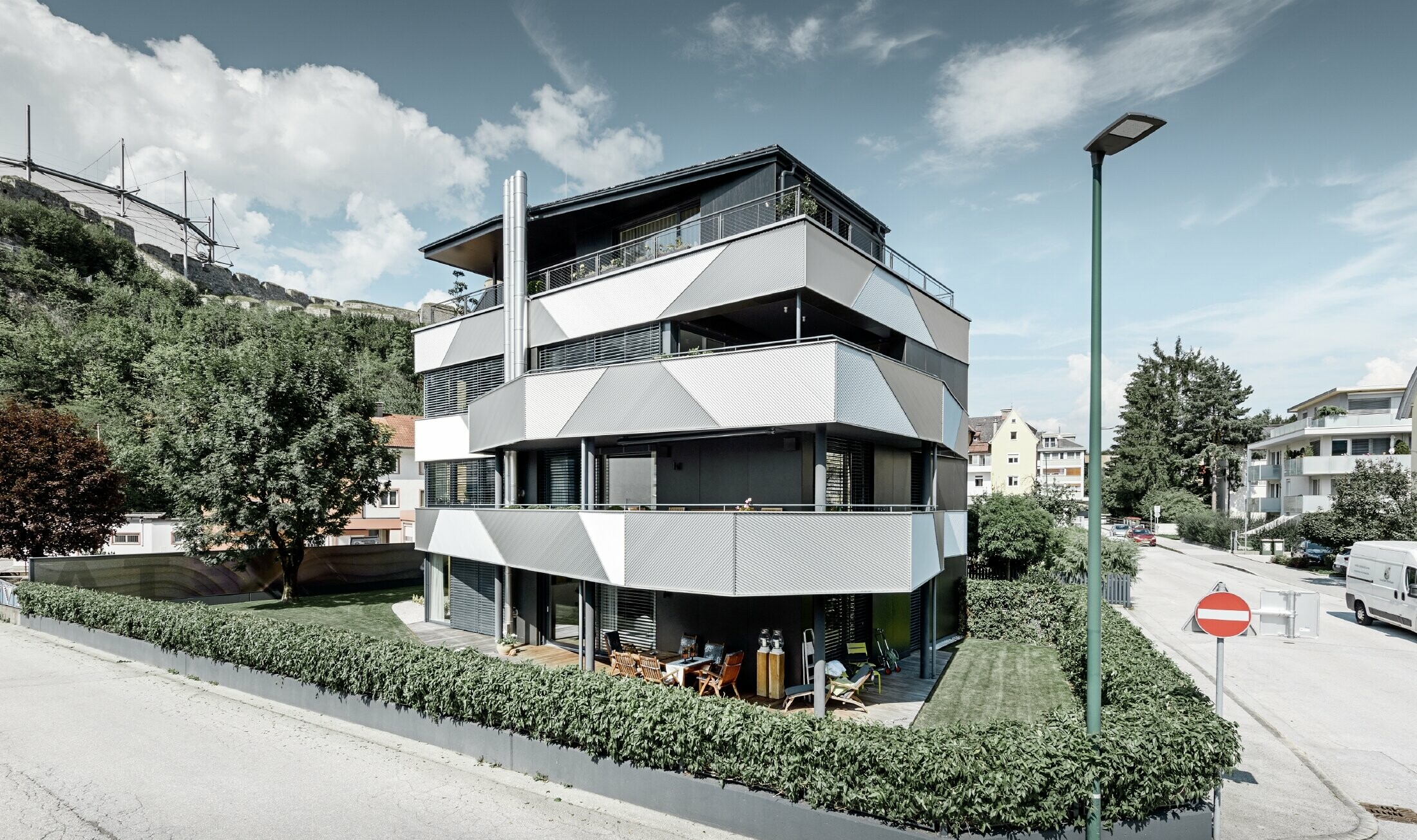 Facadedesign med skråt monteret, PREFAs takkede profil på et flerfamilieshus i Kufstein.