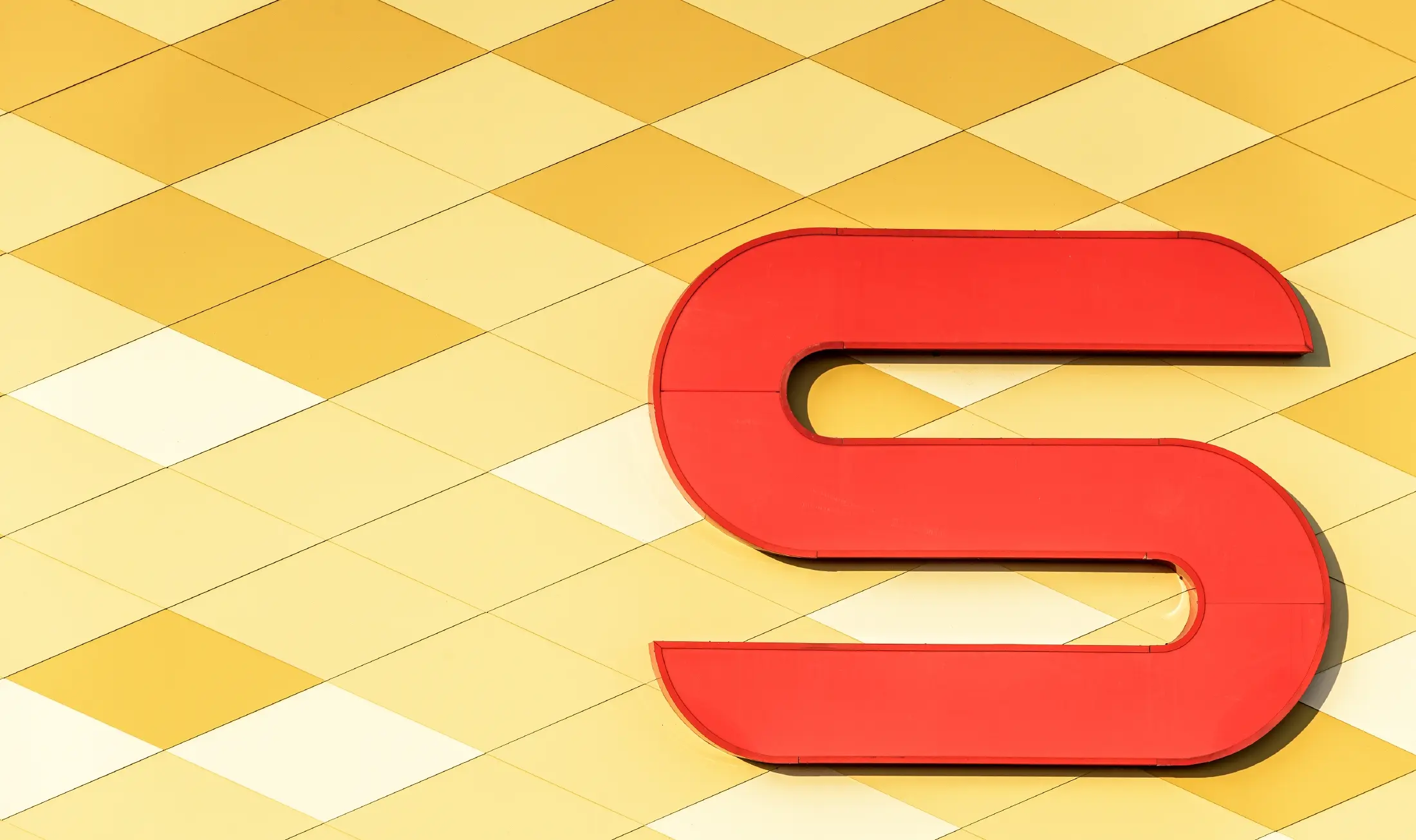 Spar-filial med en aluminiumfacade i gul-orange firkanter og Spar Logo
