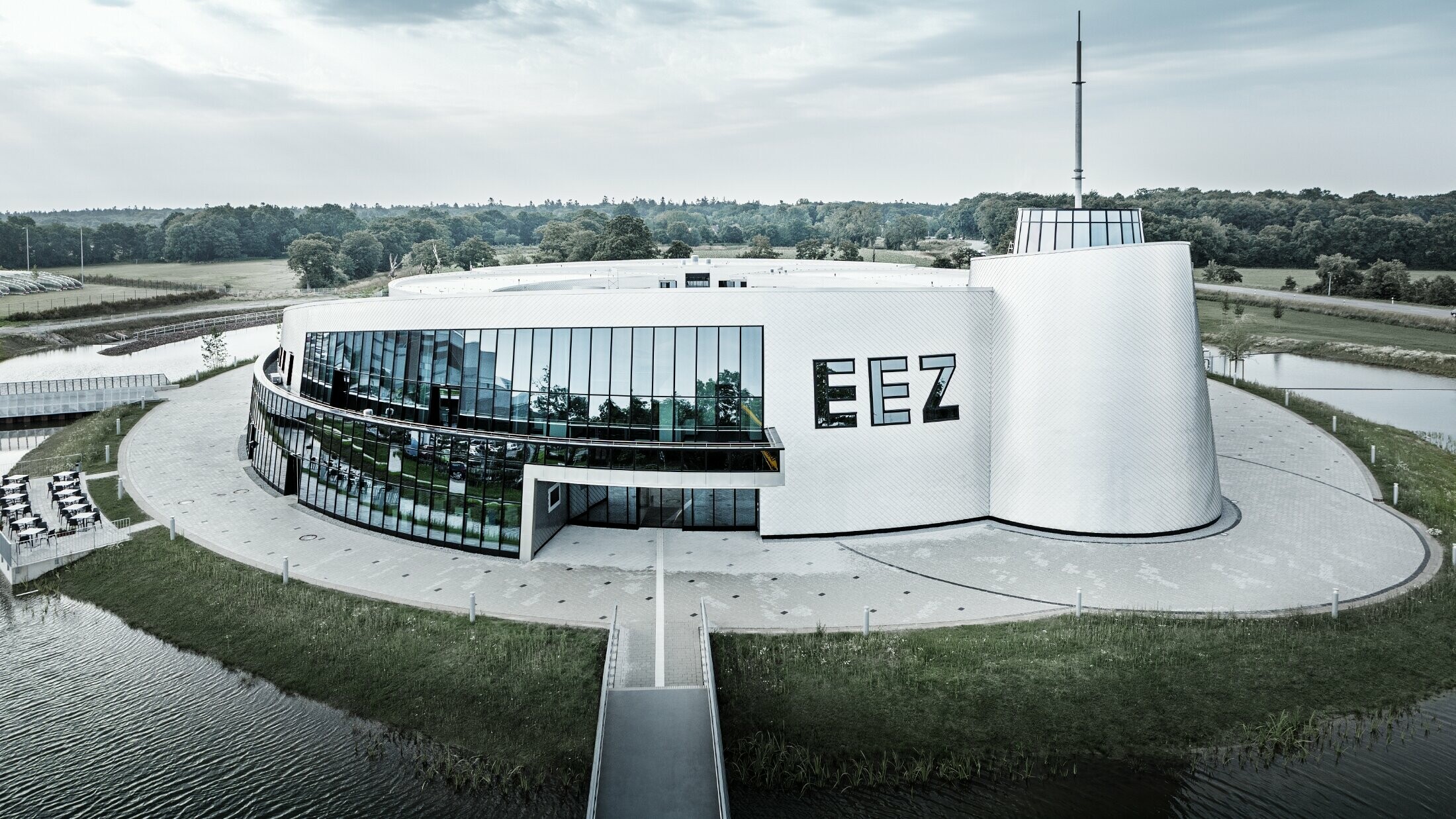 På Energie-Erlebnis-Zentrum Aurich (EEZ) blev de mange afrundede bygningsdele beklædt med PREFA-vægrombe 20 × 20 i naturblank.