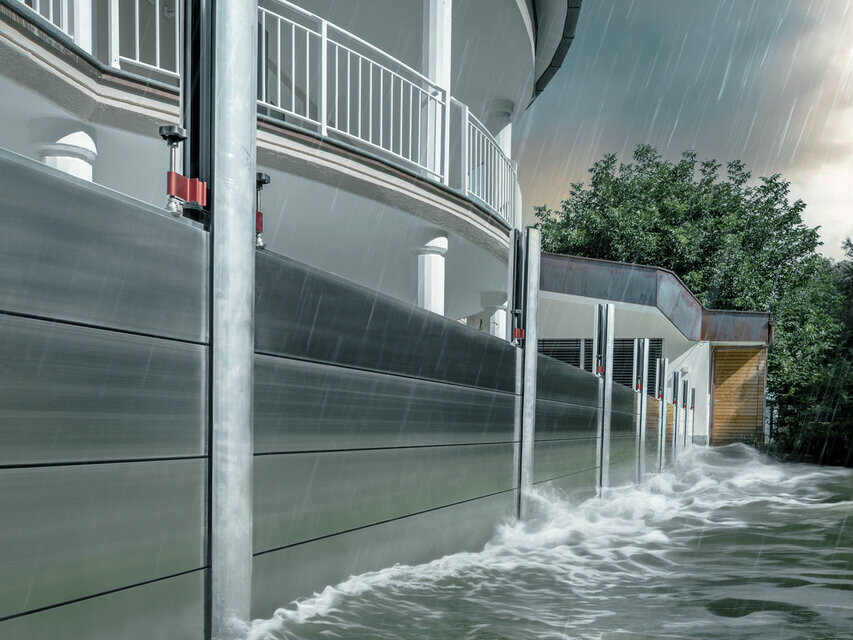 Nærbillede af PREFA-højvandsbeskyttelsen af aluminium, som altid modstår oversvømmelseskatastrofer og beskytter parcelhuset i baggrunden.