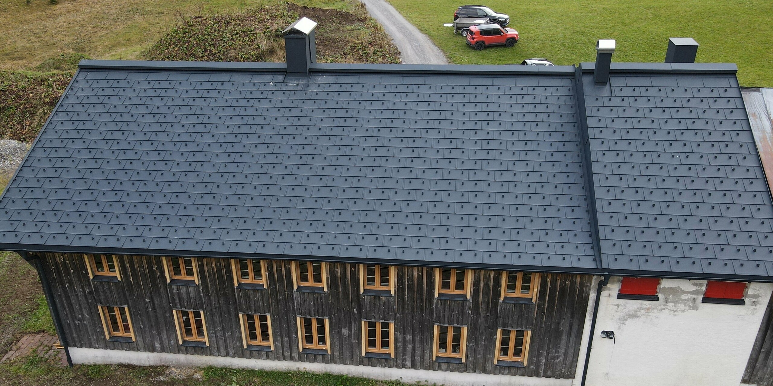 PREFA Solardachplatte in P.10 Anthrazit auf dem Alten Walserhaus in Warth, Vorarlberg