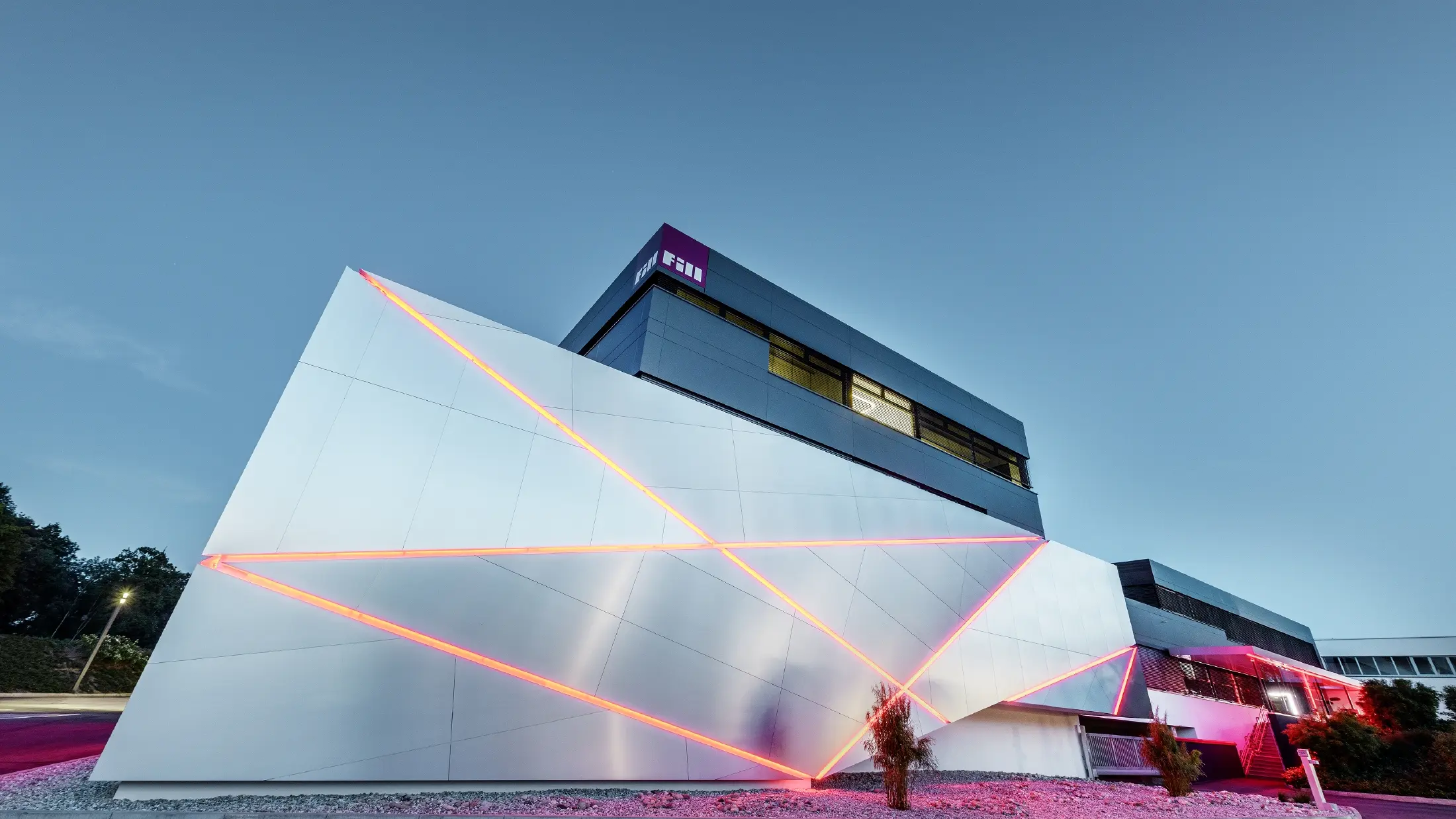 Fill Firmengebäude med futuristisk aluminiumskompositplade-facade i børstet aluminium og baggrundsbelyst fugebillede